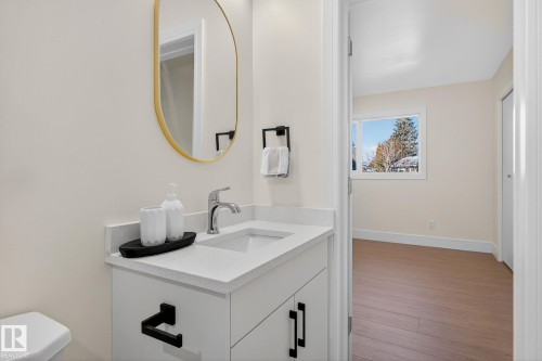 11155 37 Avenue, Edmonton, AB - Indoor Photo Showing Bathroom