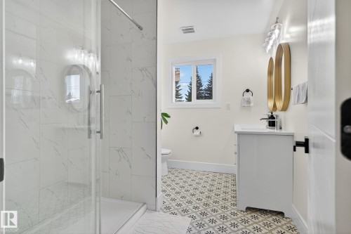 11155 37 Avenue, Edmonton, AB - Indoor Photo Showing Bathroom