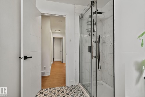 11155 37 Avenue, Edmonton, AB - Indoor Photo Showing Bathroom