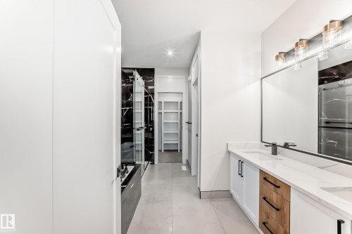7025 Kiviaq Crescent, Edmonton, AB - Indoor Photo Showing Kitchen