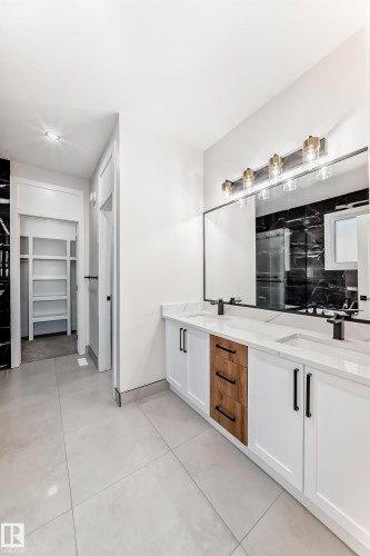 7025 Kiviaq Crescent, Edmonton, AB - Indoor Photo Showing Bathroom