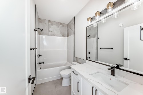 7025 Kiviaq Crescent, Edmonton, AB - Indoor Photo Showing Bathroom