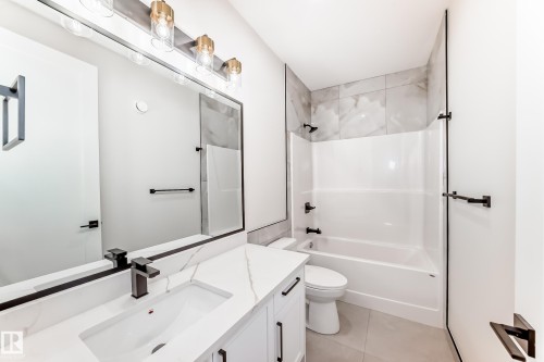 7025 Kiviaq Crescent, Edmonton, AB - Indoor Photo Showing Bathroom