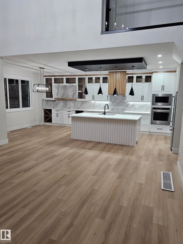 7025 Kiviaq Crescent, Edmonton, AB - Indoor Photo Showing Kitchen