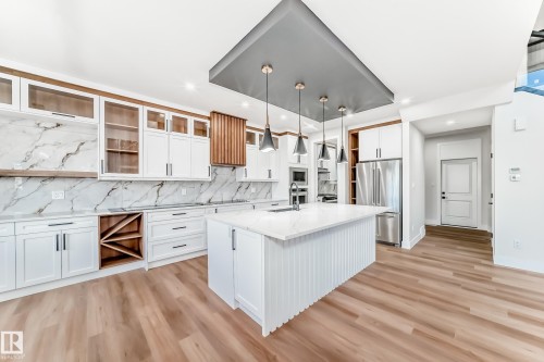 7025 Kiviaq Crescent, Edmonton, AB - Indoor Photo Showing Kitchen With Upgraded Kitchen