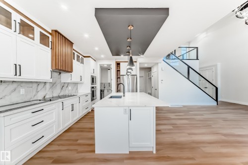7025 Kiviaq Crescent, Edmonton, AB - Indoor Photo Showing Kitchen