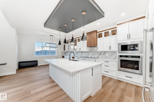 7025 Kiviaq Crescent, Edmonton, AB - Indoor Photo Showing Kitchen With Upgraded Kitchen