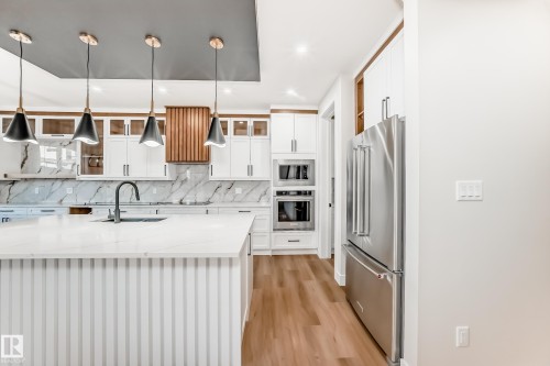 7025 Kiviaq Crescent, Edmonton, AB - Indoor Photo Showing Kitchen With Upgraded Kitchen