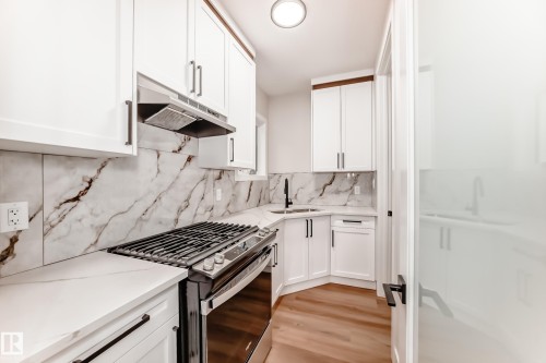 7025 Kiviaq Crescent, Edmonton, AB - Indoor Photo Showing Kitchen
