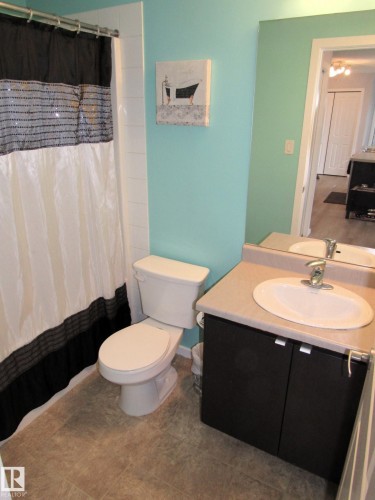 453 1196 Hyndman Road Nw, Edmonton, AB - Indoor Photo Showing Bathroom