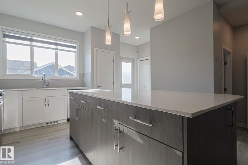 1653 Plum Circle Circle, Edmonton, AB - Indoor Photo Showing Kitchen