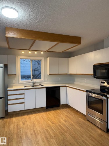 1480 Jefferys Crescent, Edmonton, AB - Indoor Photo Showing Kitchen With Double Sink