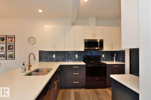 33 1910 Collip View, Edmonton, AB - Indoor Photo Showing Kitchen With Double Sink