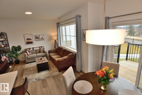 33 1910 Collip View, Edmonton, AB - Indoor Photo Showing Living Room