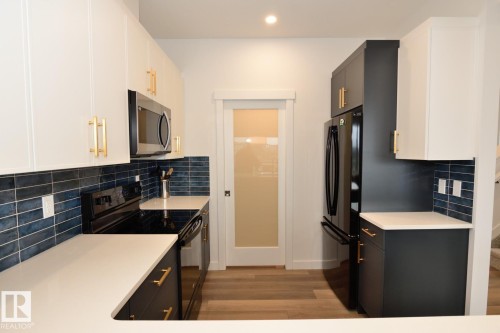 33 1910 Collip View, Edmonton, AB - Indoor Photo Showing Kitchen