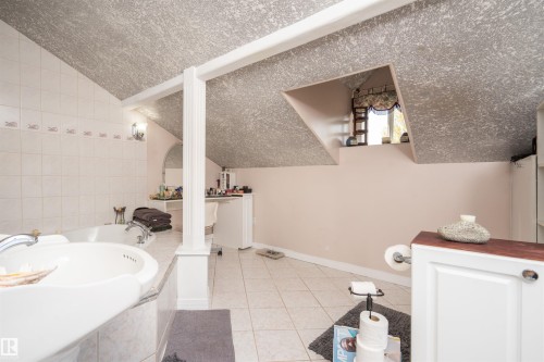 8721 152 Street Nw, Edmonton, AB - Indoor Photo Showing Bathroom