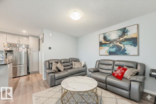 1002 Stillwater Boulevard, Edmonton, AB - Indoor Photo Showing Living Room