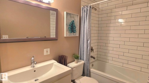 117 Londonderry Square, Edmonton, AB - Indoor Photo Showing Bathroom