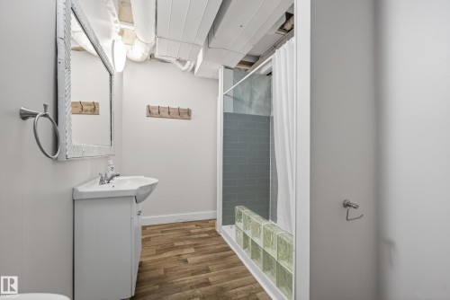 21917 95A Avenue, Edmonton, AB - Indoor Photo Showing Bathroom