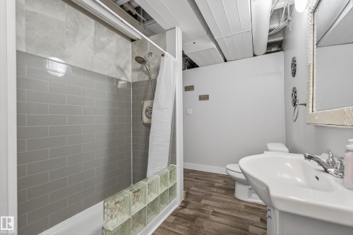 21917 95A Avenue, Edmonton, AB - Indoor Photo Showing Bathroom