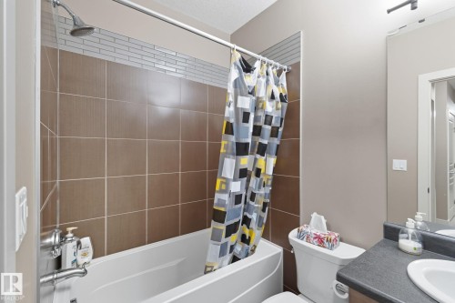 8039 18 Avenue, Edmonton, AB - Indoor Photo Showing Bathroom