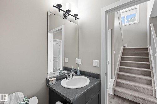 8039 18 Avenue, Edmonton, AB - Indoor Photo Showing Bathroom