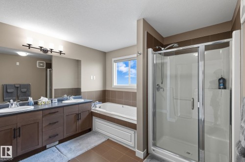 8039 18 Avenue, Edmonton, AB - Indoor Photo Showing Bathroom