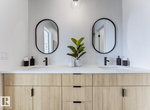 5407 Hawthorn Run Sw, Edmonton, AB - Indoor Photo Showing Bathroom