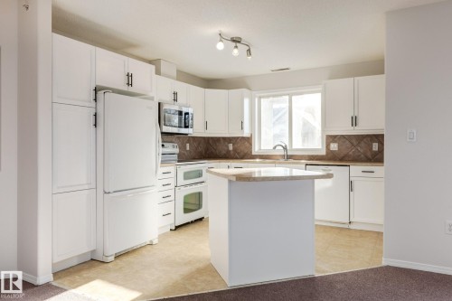 443 279 Suder Greens Drive, Edmonton, AB - Indoor Photo Showing Kitchen