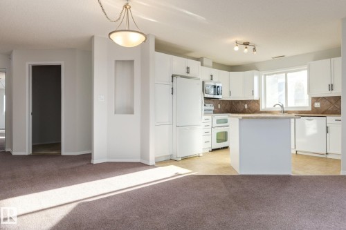443 279 Suder Greens Drive, Edmonton, AB - Indoor Photo Showing Kitchen