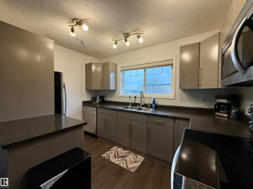 25 70 Cavan Road, Sherwood Park, AB - Indoor Photo Showing Kitchen With Double Sink