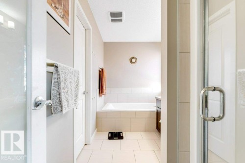 5424 20 Avenue, Edmonton, AB - Indoor Photo Showing Bathroom