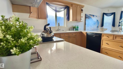 13023 35 Street, Edmonton, AB - Indoor Photo Showing Kitchen