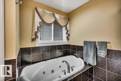 816 Wildwood Crescent, Edmonton, AB - Indoor Photo Showing Bathroom