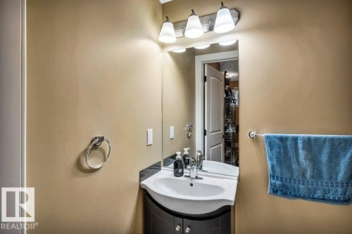 816 Wildwood Crescent, Edmonton, AB - Indoor Photo Showing Bathroom