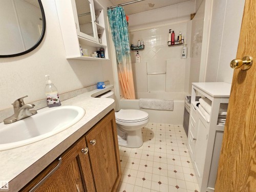 84 305 Calahoo Road, Spruce Grove, AB - Indoor Photo Showing Bathroom