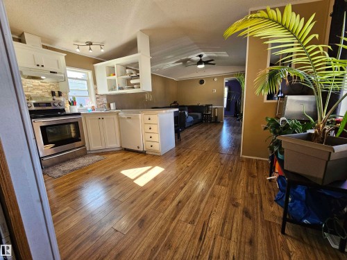 84 305 Calahoo Road, Spruce Grove, AB - Indoor Photo Showing Kitchen