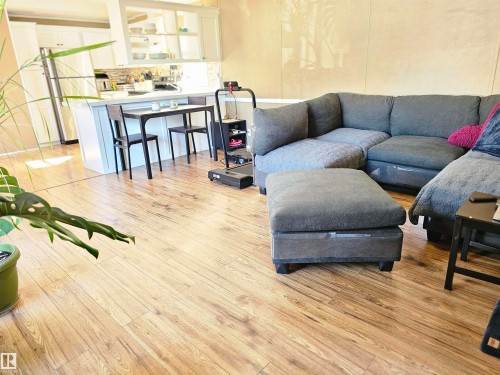 84 305 Calahoo Road, Spruce Grove, AB - Indoor Photo Showing Living Room