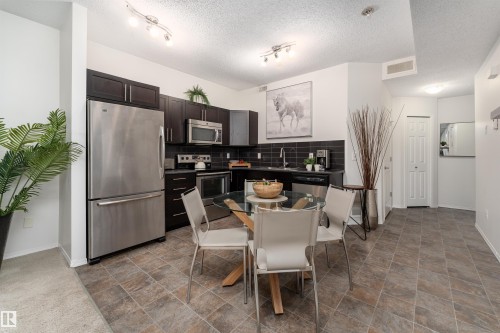 22 6520 2 Avenue  Edmonton, AB T6X 1S4