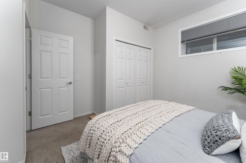 22 6520 2 Avenue, Edmonton, AB - Indoor Photo Showing Bedroom