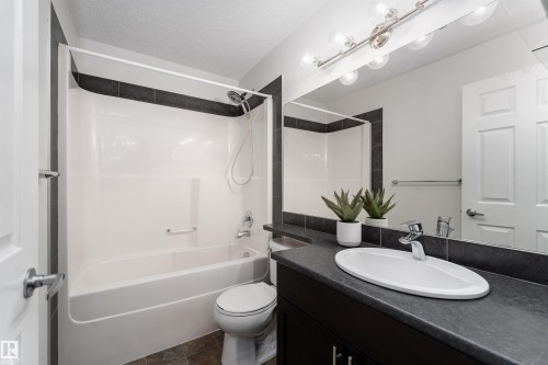 22 6520 2 Avenue, Edmonton, AB - Indoor Photo Showing Bathroom