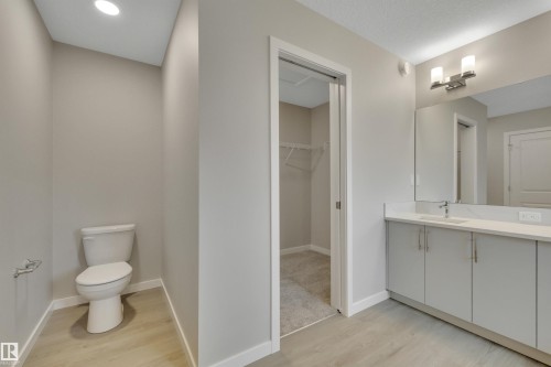 9100 Elves Loop, Edmonton, AB - Indoor Photo Showing Bathroom