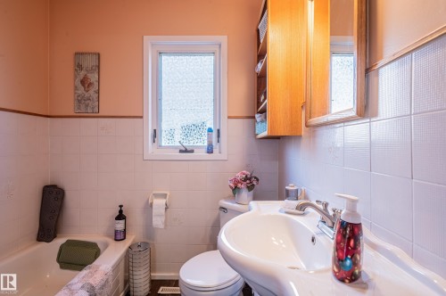 10579 40 Street, Edmonton, AB - Indoor Photo Showing Bathroom