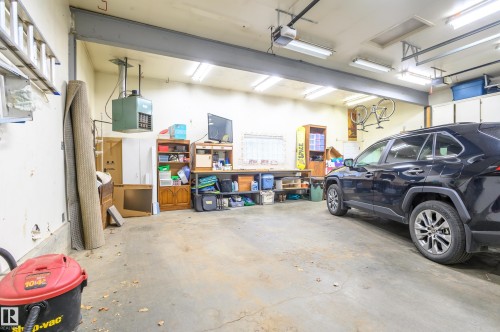 10579 40 Street, Edmonton, AB - Indoor Photo Showing Garage
