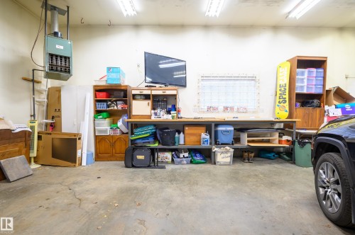 10579 40 Street, Edmonton, AB - Indoor Photo Showing Garage