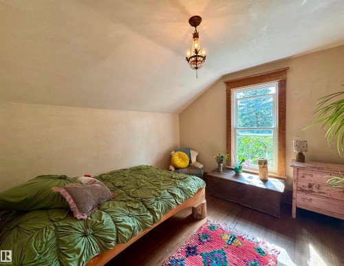 7024 105A Street, Edmonton, AB - Indoor Photo Showing Bedroom