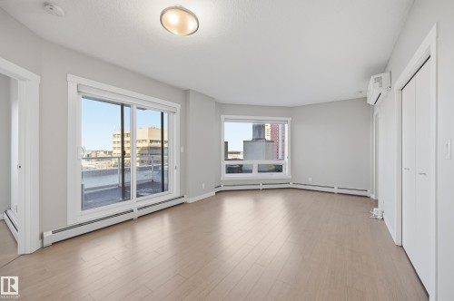 606 10410 102 Avenue, Edmonton, AB - Indoor Photo Showing Living Room