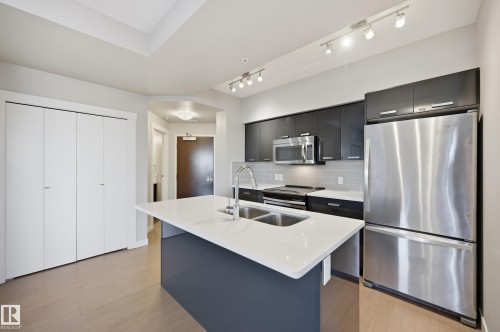 606 10410 102 Avenue, Edmonton, AB - Indoor Photo Showing Kitchen With Stainless Steel Kitchen With Double Sink With Upgraded Kitchen