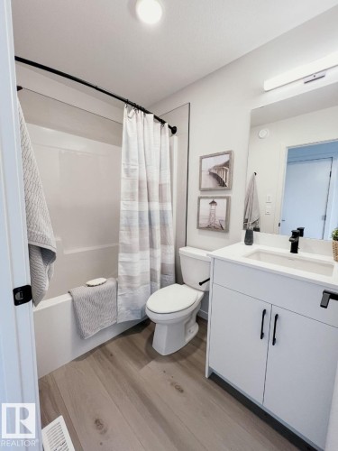 7526 Klapstein Link Link, Edmonton, AB - Indoor Photo Showing Bathroom