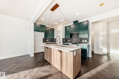 33 Chartres Close, St. Albert, AB - Indoor Photo Showing Kitchen With Upgraded Kitchen